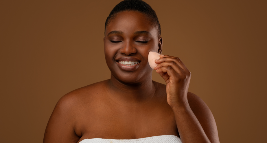 mulher negra passando maquiagem